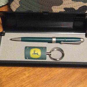 Classic John Deere keyring and clipped pin.  Green